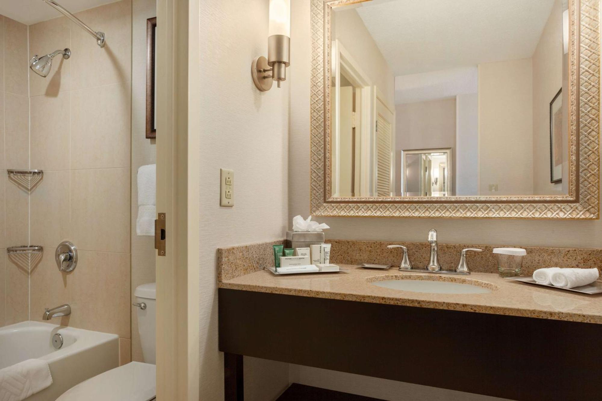 Hilton Fort Wayne At The Grand Wayne Convention Center (Adults Only) Exterior foto